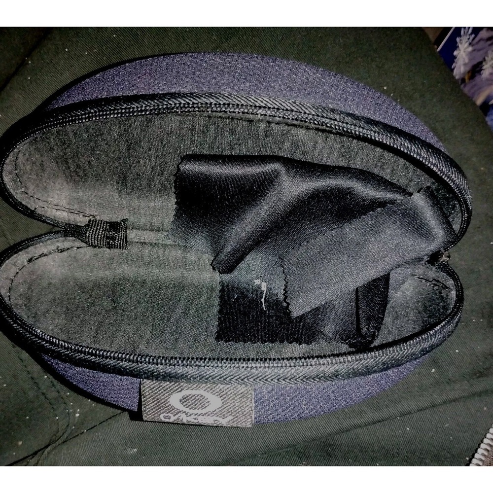 Oakley Sunglasses Hard Case w/ Cleaning Cloth Black Zipper - for Glasses EUC - Picture 2 of 5